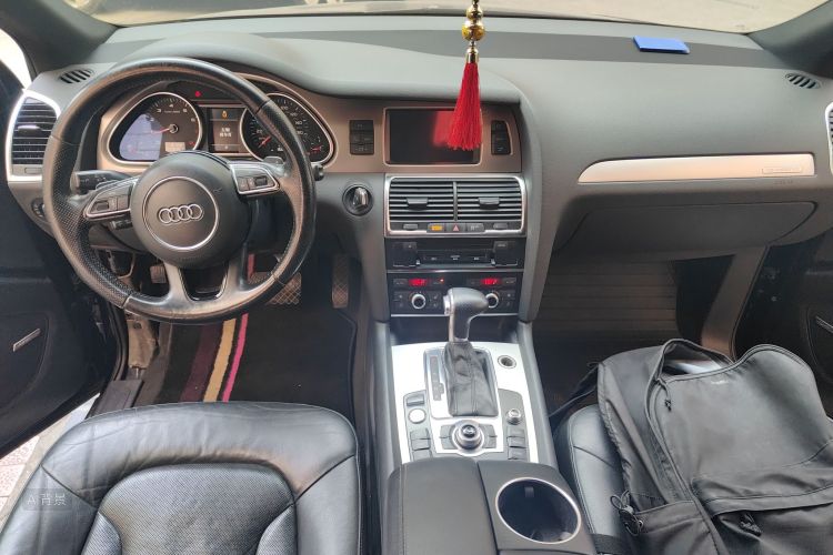 Audi Q7 2012 car image #11