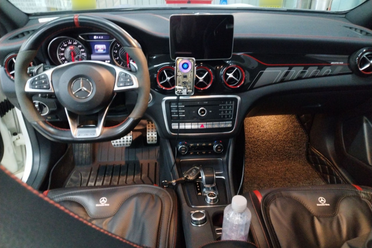 Mercedes-Benz GLA AMG 2018 imagem de carro #11