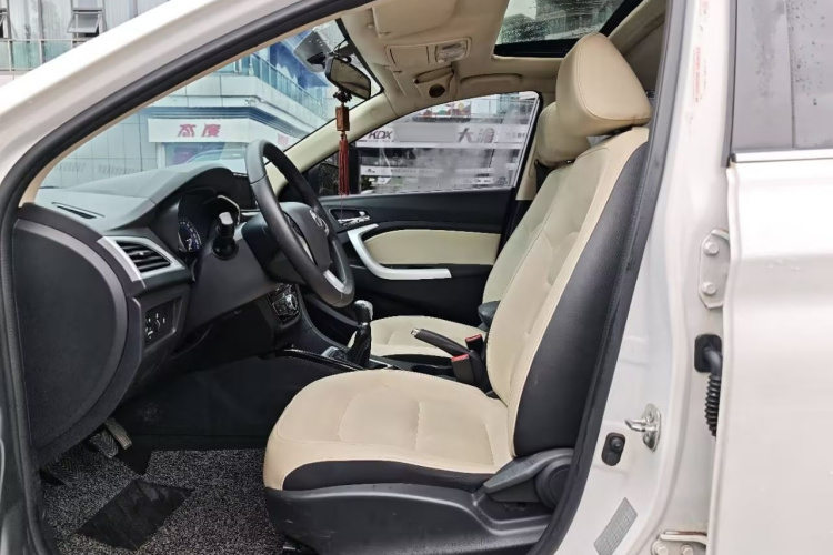 Changan Alsvin V7 2016 car image #11