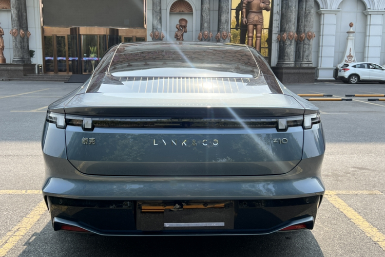 Lynk & Co 2025 car image #11