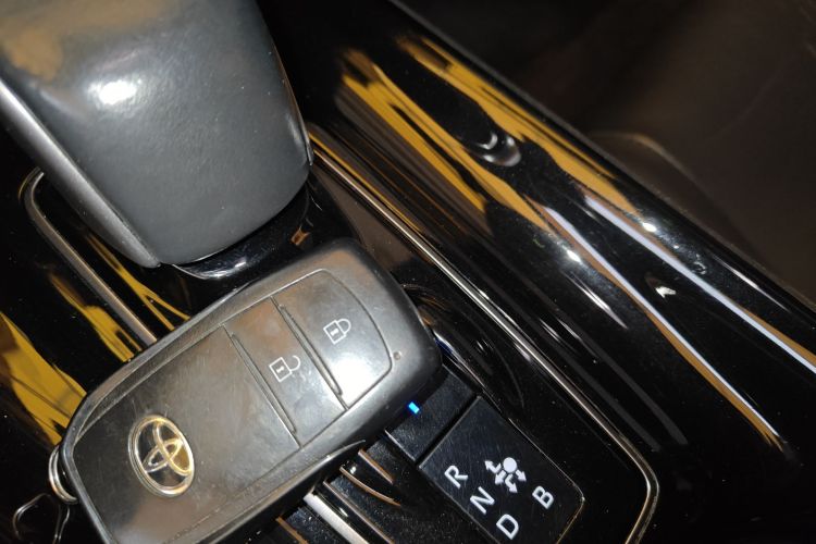 Toyota C-HR EV 2021 immagine di auto #11