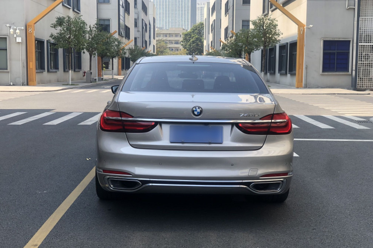 BMW 7 Series 2018 car image #11