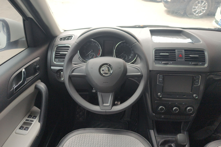 Skoda Yeti 2017 car image #11