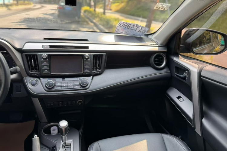 Toyota RAV4 2018 car image #11