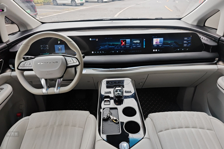 Forthing V9 2025 car image #11