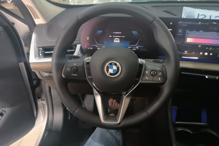 BMW iX1 2024 изображение автомобиля #11