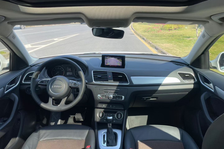 Audi Q3 2017 car image #11