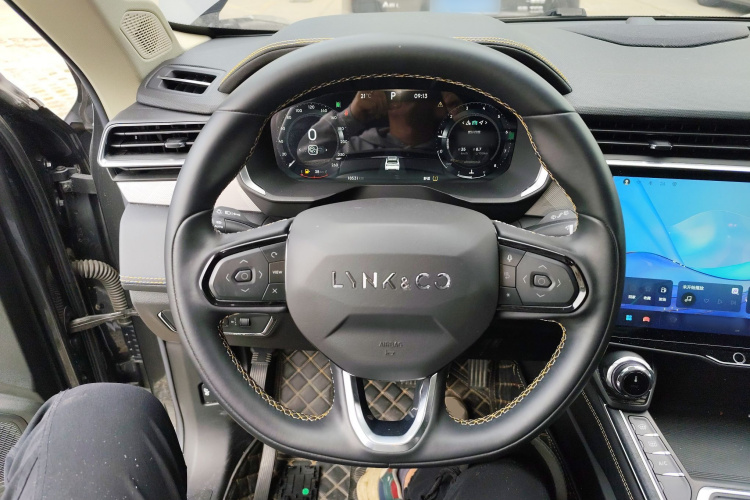 Lynk & Co 01 2024 car image #11