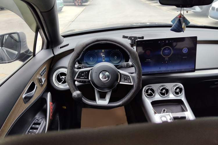 Denza X 2022 car image #11