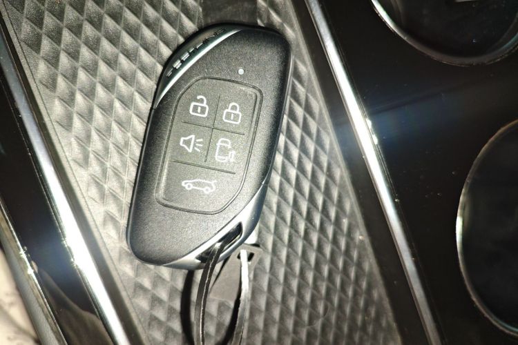 Forthing V9 2025 car image #11