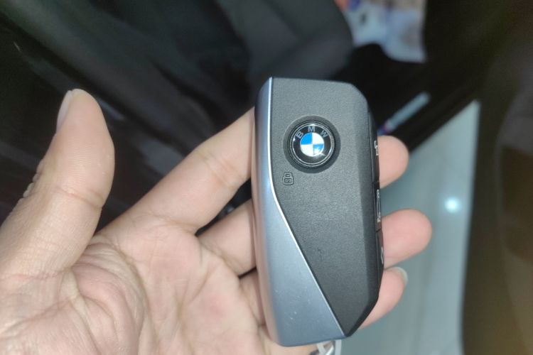 BMW i5 2024 car image #11