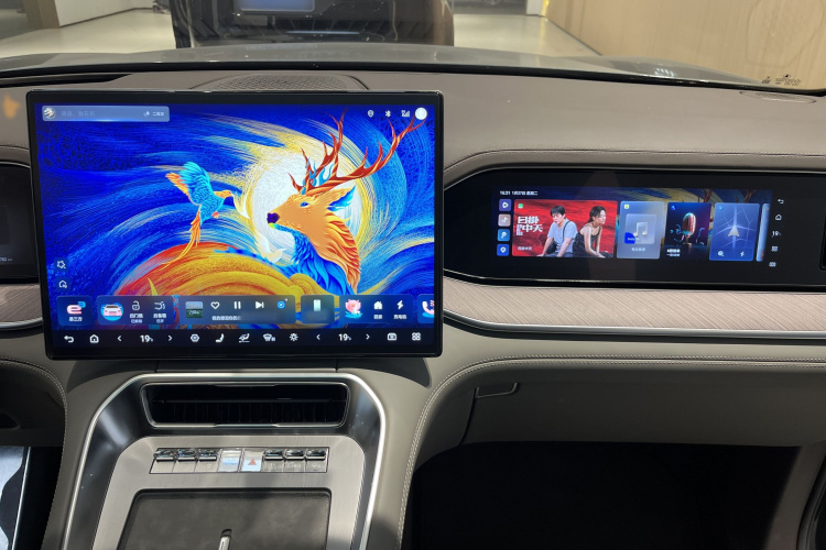 Denza N9 2025 car image #11