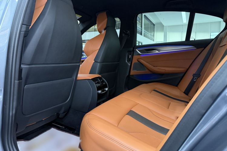 BMW M5 2018 car image #11