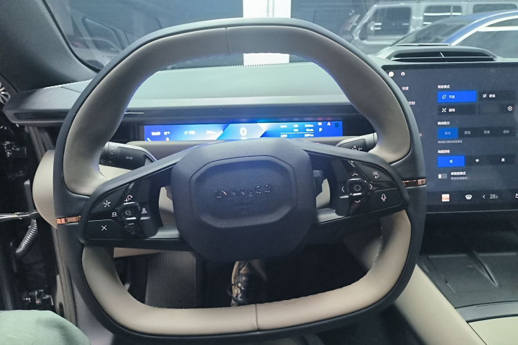 Lynk & Co 2025 car image #11