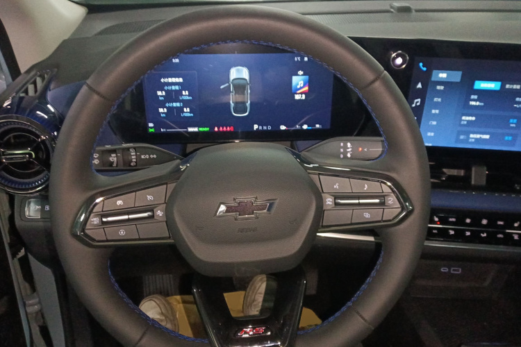 Chevrolet Equinox Plus 2025 car image #11