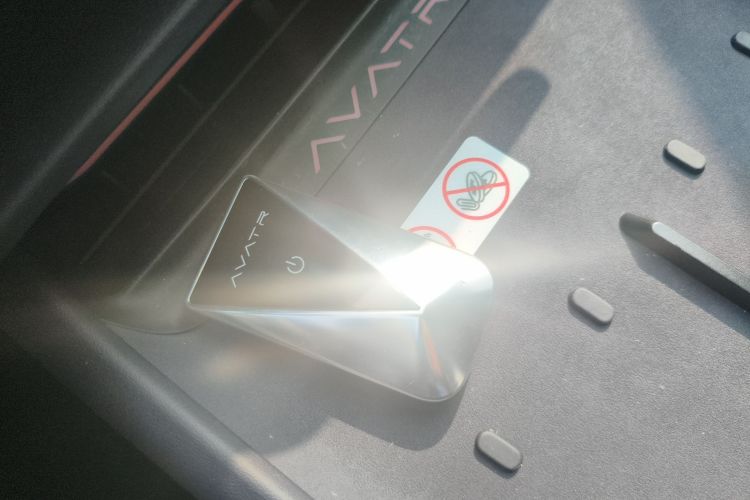 Avatr 06 2025 car image #11