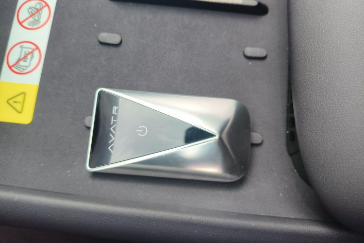 Avatr 06 2025 car image #11