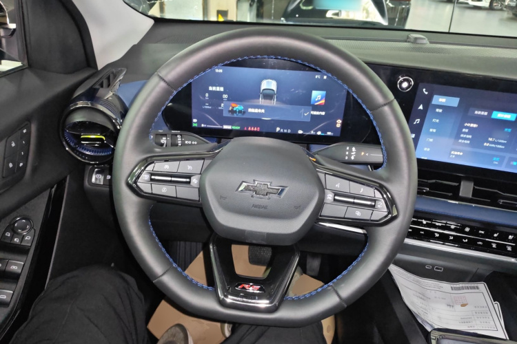 Chevrolet Equinox Plus 2025 car image #11