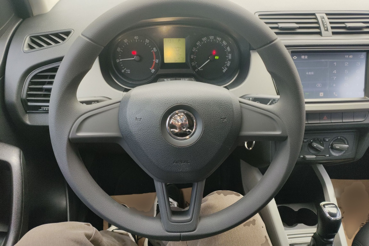 Skoda Fabia 2015 изображение автомобиля #11