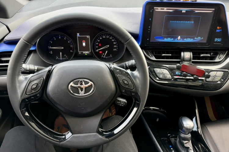 Toyota C-HR 2020 car image #11
