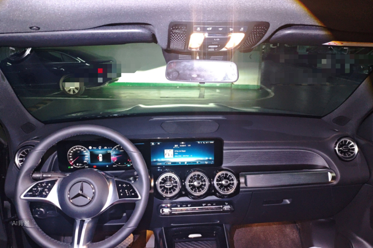 Mercedes-Benz GLB Class 2025 car image #11