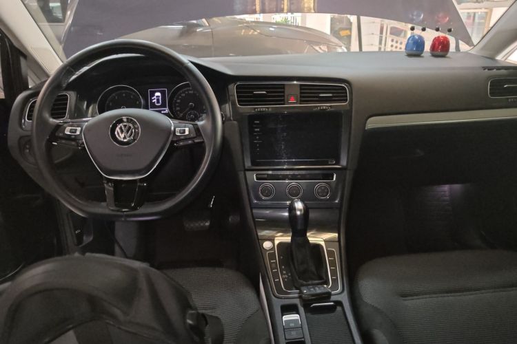 Volkswagen Golf 2020 car image #11