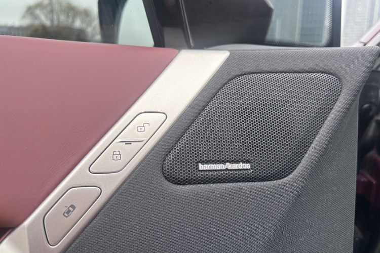 BMW iX 2024 car image #11