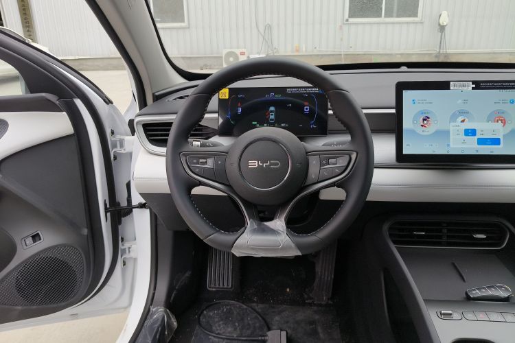 BYD Seal 05 DM-i 2025 immagine di auto #11