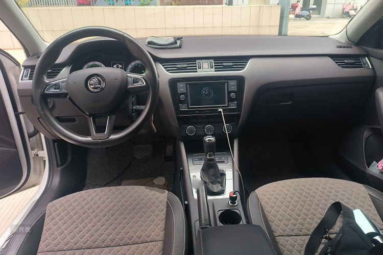 Skoda Octavia 2017 car image #11