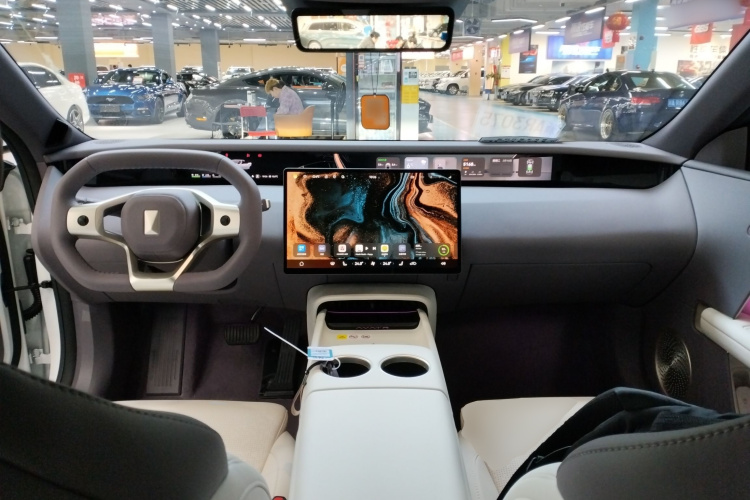 Avatr 06 2025 car image #11