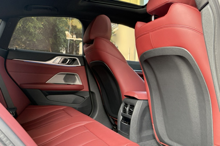 BMW i4 2022 car image #11