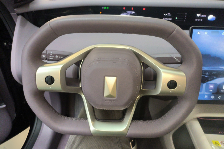 Avatr 06 2025 car image #11