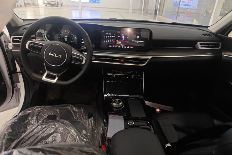 Kia K5 2025 car image #11