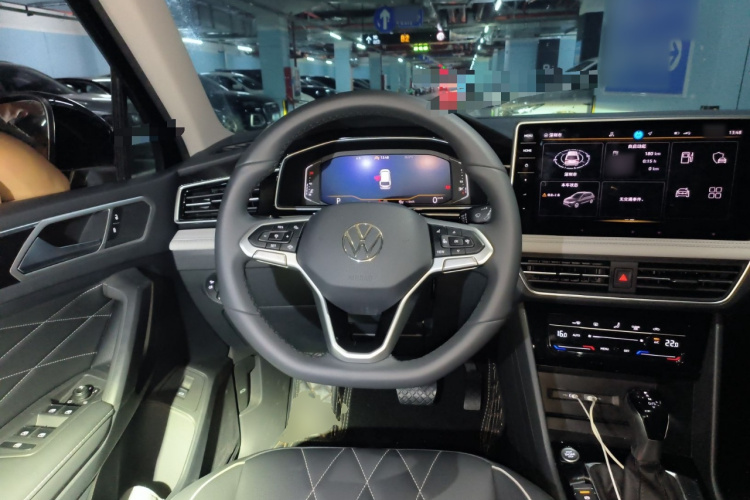 Volkswagen Tiguan L 2024 car image #11