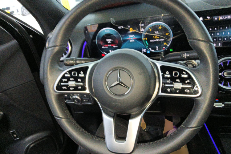 Mercedes-Benz GLB Class 2023 car image #11