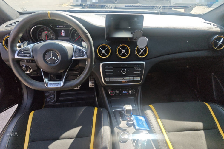 Mercedes-Benz GLA AMG 2018 immagine di auto #11