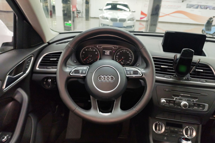 Audi Q3 2015 car image #11