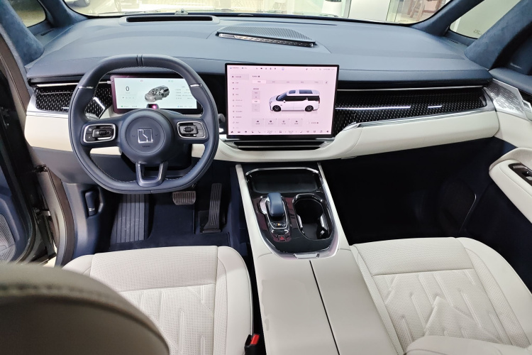 Zeekr 009 2025 car image #11