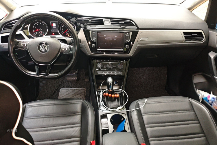 Volkswagen Touran 2018 car image #11