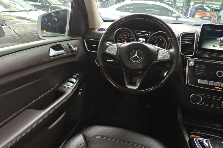 Mercedes-Benz GLE Class 2016 car image #11