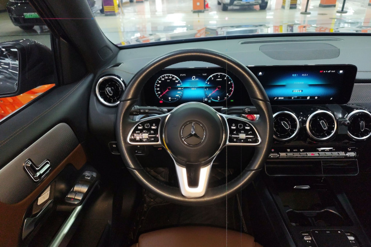 Mercedes-Benz GLB Class 2023 car image #11