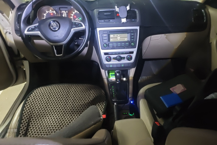 Skoda Yeti 2015 car image #11