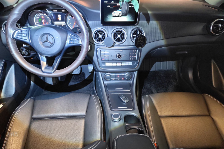 Mercedes-Benz GLA Class 2019 immagine di auto #11