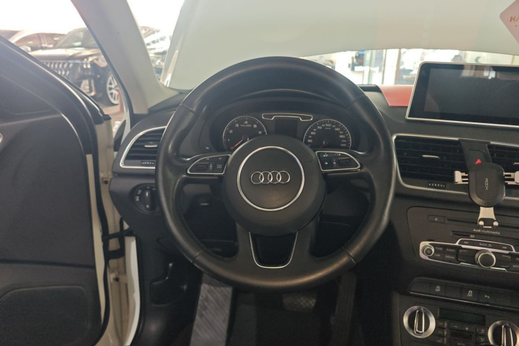 Audi Q3 2016 car image #11