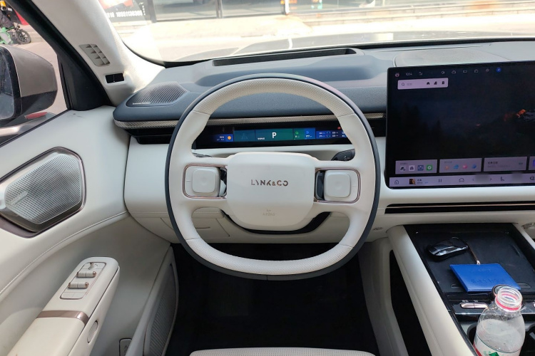 Lynk & Co 900 2025 car image #11
