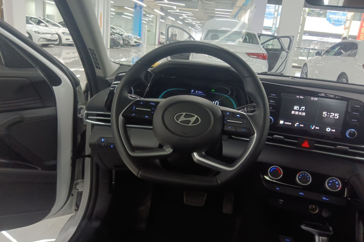 Hyundai Elantra 2024 immagine di auto #11