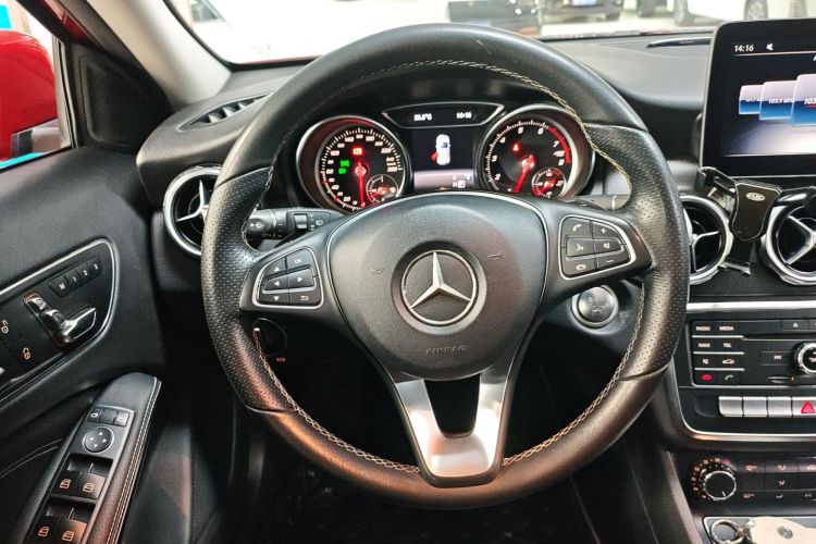 Mercedes-Benz GLA Class 2018 immagine di auto #11