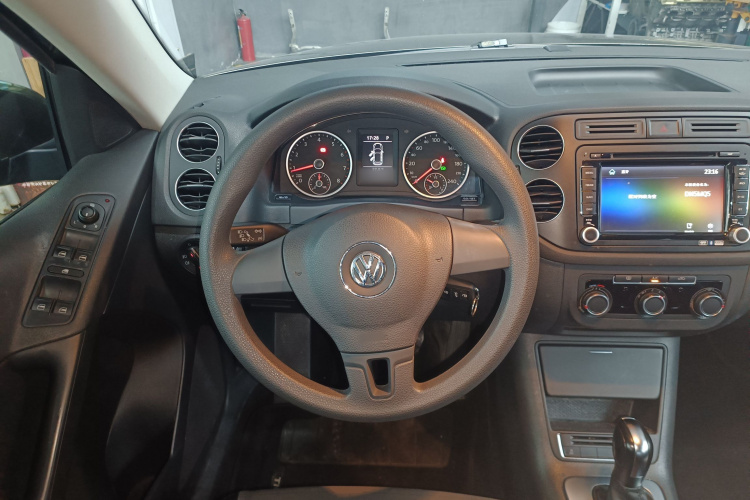 Volkswagen Tiguan 2015 car image #11