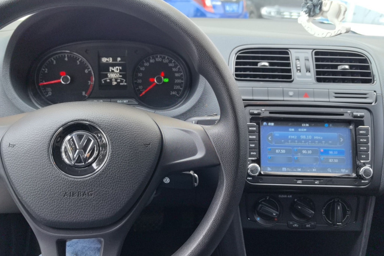 Volkswagen Polo 2017 car image #11
