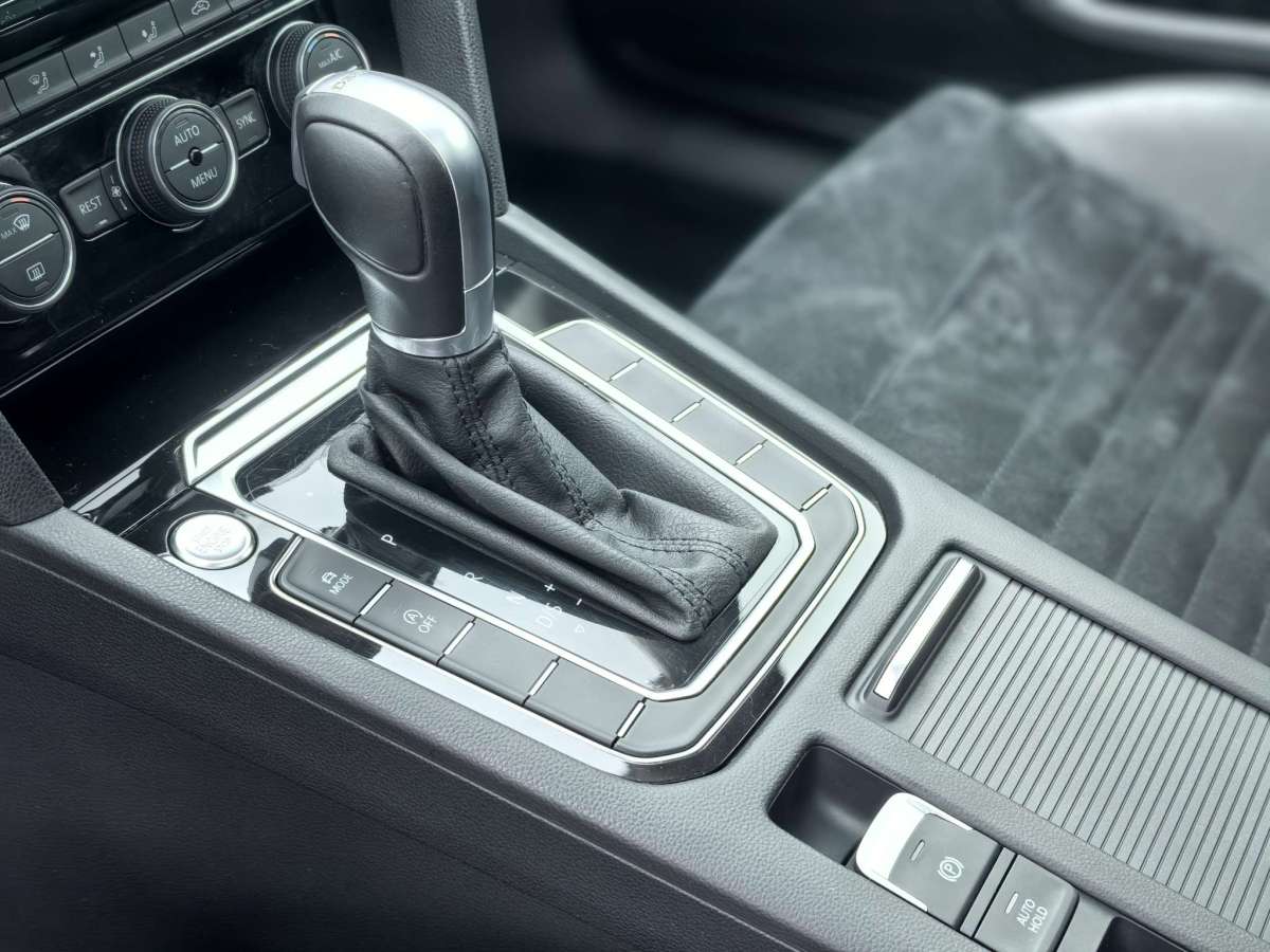 Volkswagen Passat Variant 2018 immagine di auto #11